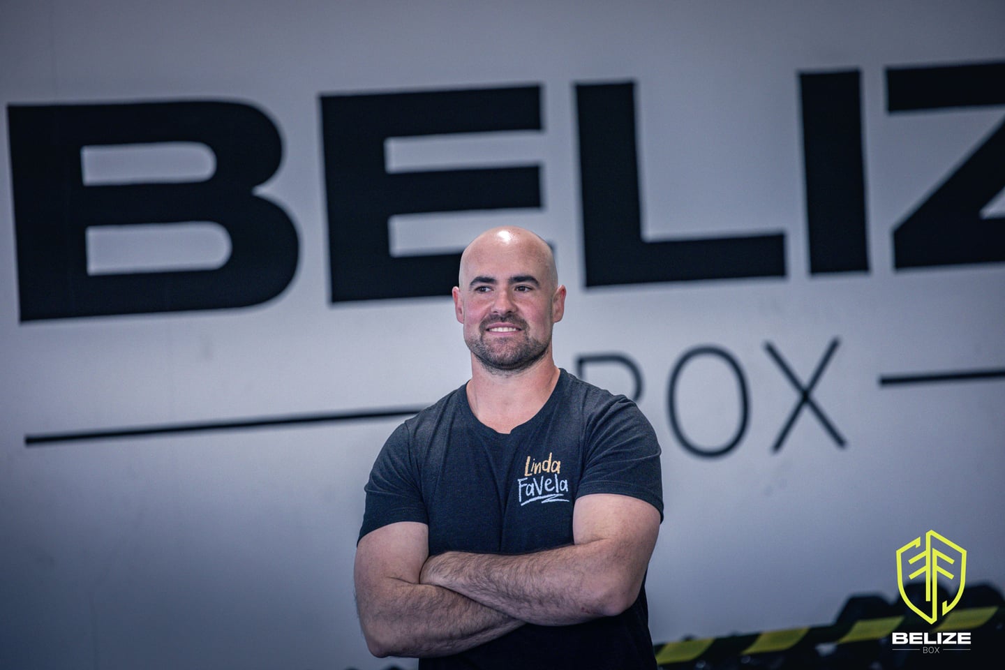 Atleta de Belize box sonriendo en el espacio de entrenamiento.