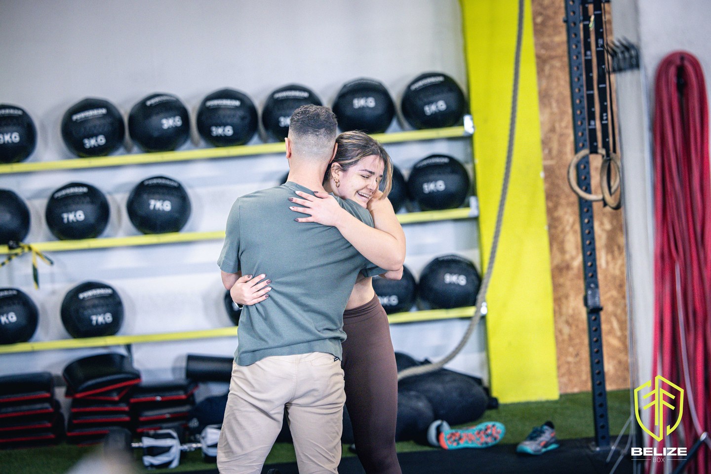 Dos personas celebran juntas después de entrenar en Belize box.