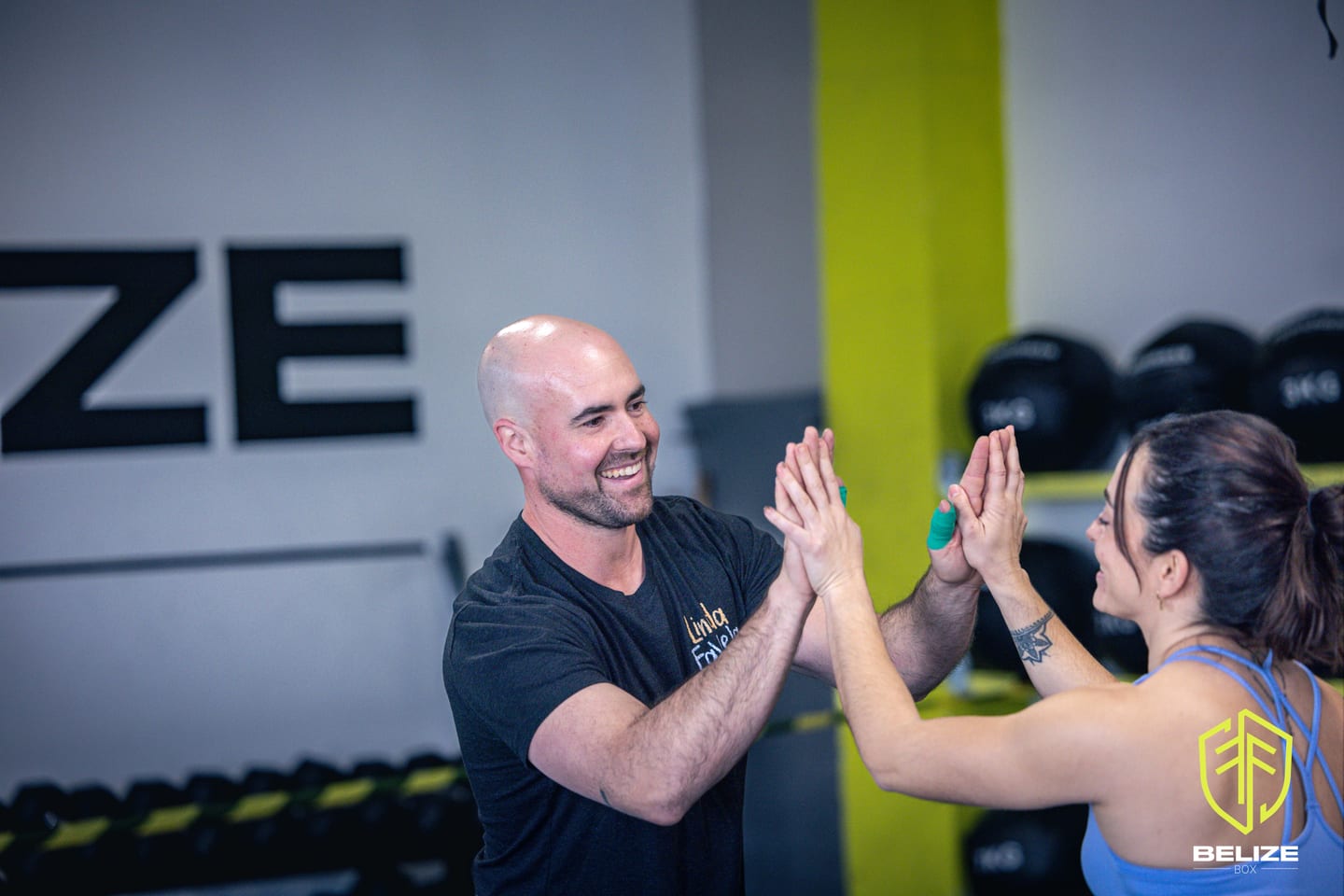 Dos personas celebran juntas durante un entrenamiento en Belize box.