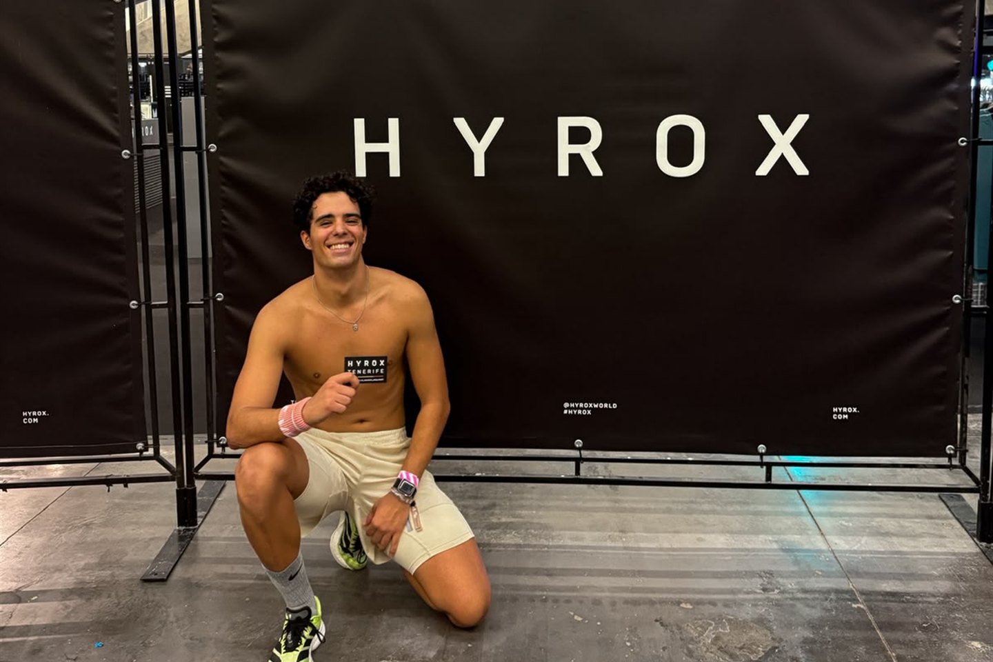 Atleta sonriente tras finalizar una competición HYROX.