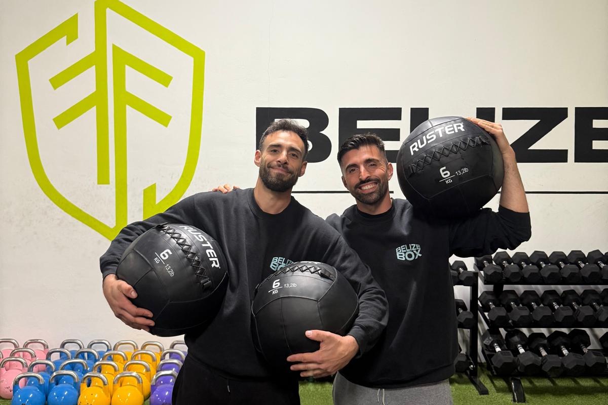 Fer y Fran en Belize box Silla con balones medicinales.